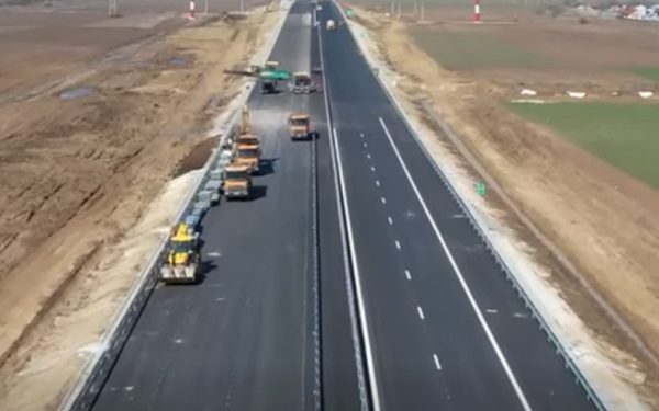 Șantierul Autostrăzii Moldovei avansează semnificativ: începe circulația pe lotul dintre Adjud și Răcăciuni După ani de tergiversări și au fost necesare multiple promisiuni și termene optimiste, realitatea începe să prindă contur pe șantierul Autostrăzii Moldovei (A7), un proiect vital pentru dezvoltarea infrastructurii regionale și pentru reducerea decalajelor economice dintre Moldova și restul țării