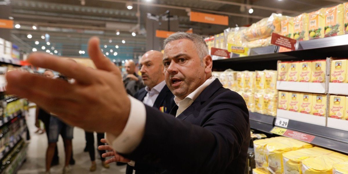 USR reacționează dur la propunerea Ministerului Agriculturii de limitare a produselor „marcă proprie” în supermarketuri O nouă dispută politică zguduie scena agricolă și de retail din România, după ce senatorul USR Ștefan Pălărie a anunțat că formațiunea sa va solicita prezența ministrului Agriculturii, Florin Barbu, la viitorul „Ora Guvernului”
