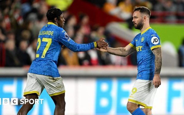 Un incident neobișnuit a avut loc în această dimineață pe stadionul local, unde mai mulți fani și oficiali au fost martorii unui comportament excentric al unui suporter, care a reușit să perturbe în mod semnificativ desfășurarea jocului