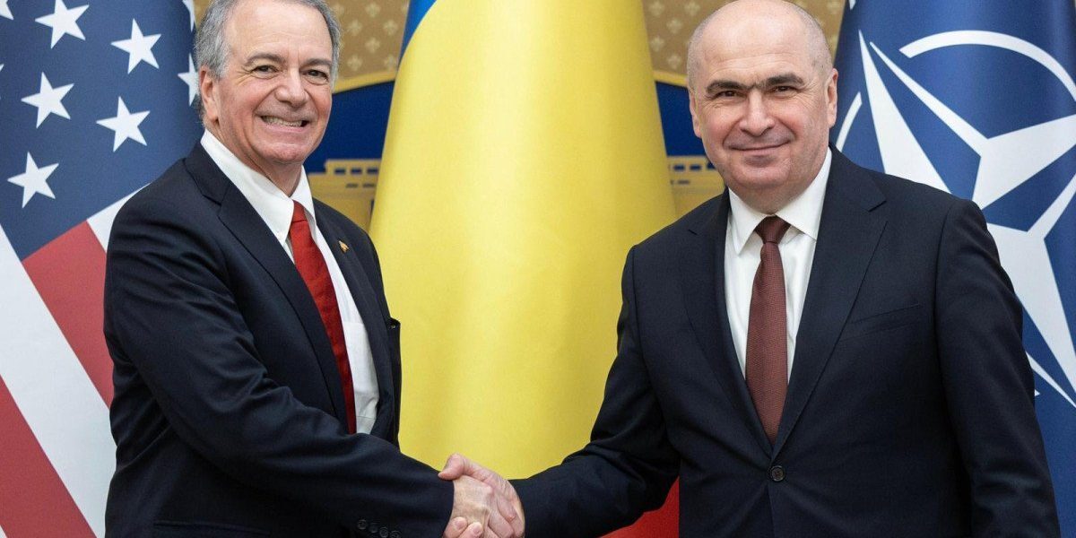 Premierul Ilie Bolojan întâlnește ambasadorul SUA la Palatul Victoria pentru a discuta despre măsurile de securitate în regiune Premierul Ilie Bolojan l-a primit miercuri, într-o întâlnire oficială la Palatul Victoria, pe noul ambasador al Statelor Unite ale Americii în România, Darryl Nirenberg