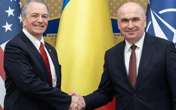 Premierul Ilie Bolojan întâlnește ambasadorul SUA la Palatul Victoria pentru a discuta despre măsurile de securitate în regiune Premierul Ilie Bolojan l-a primit miercuri, într-o întâlnire oficială la Palatul Victoria, pe noul ambasador al Statelor Unite ale Americii în România, Darryl Nirenberg