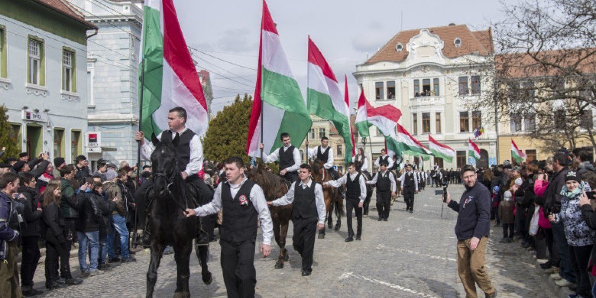 România marchează Zilele Maghiarilor de Pretutindeni: un prilej pentru reafirmarea relației cu minoritatea maghiară Celebrând Ziua Maghiarilor de Pretutindeni, autoritățile române și reprezentanții comunității maghiare au reafirmat angajamentul pentru respectul și susținerea diversității etnice din țară