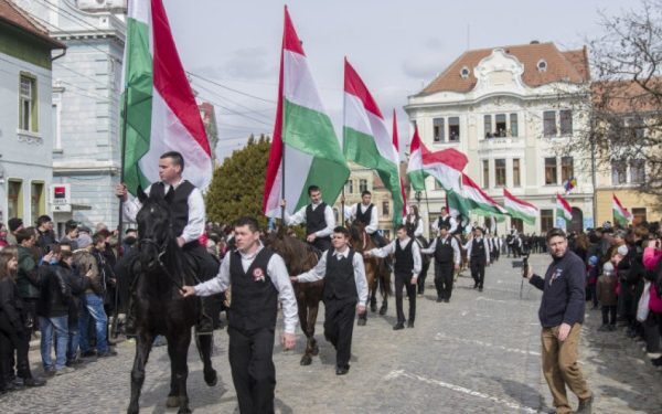 România marchează Zilele Maghiarilor de Pretutindeni: un prilej pentru reafirmarea relației cu minoritatea maghiară Celebrând Ziua Maghiarilor de Pretutindeni, autoritățile române și reprezentanții comunității maghiare au reafirmat angajamentul pentru respectul și susținerea diversității etnice din țară