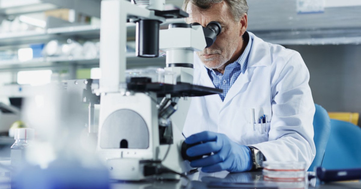 O descoperire recentă aduce în prim-plan un aspect semnificativ al sănătății și longevității bărbaților: pe măsură ce înaintează în vârstă, aceștia tind să-și piardă cromozomul Y din celulele lor