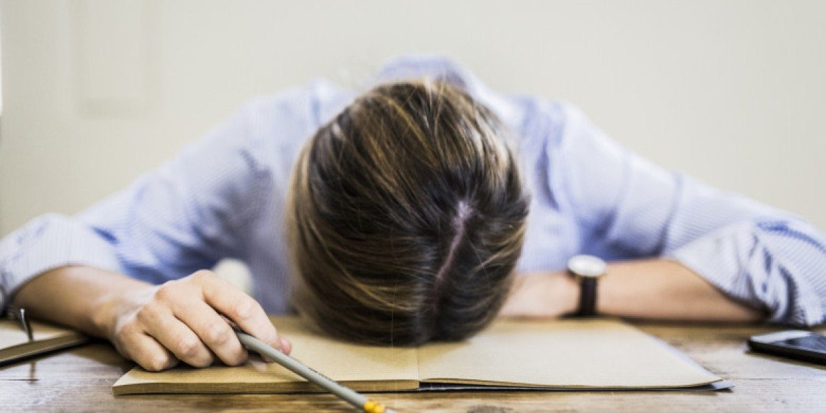 Legea privind prevenirea epuizării profesionale (burnout), o inițiativă propusă de ministrul USR al Economiei, Irineu Darău, a fost respinsă recent în Comisia pentru muncă a Senatului, stârnind controverse și reevaluări în rândul actorilor politici și specialiștilor în dreptul muncii