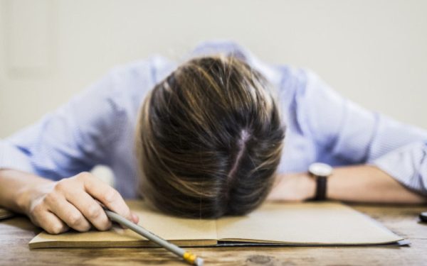 Legea privind prevenirea epuizării profesionale (burnout), o inițiativă propusă de ministrul USR al Economiei, Irineu Darău, a fost respinsă recent în Comisia pentru muncă a Senatului, stârnind controverse și reevaluări în rândul actorilor politici și specialiștilor în dreptul muncii