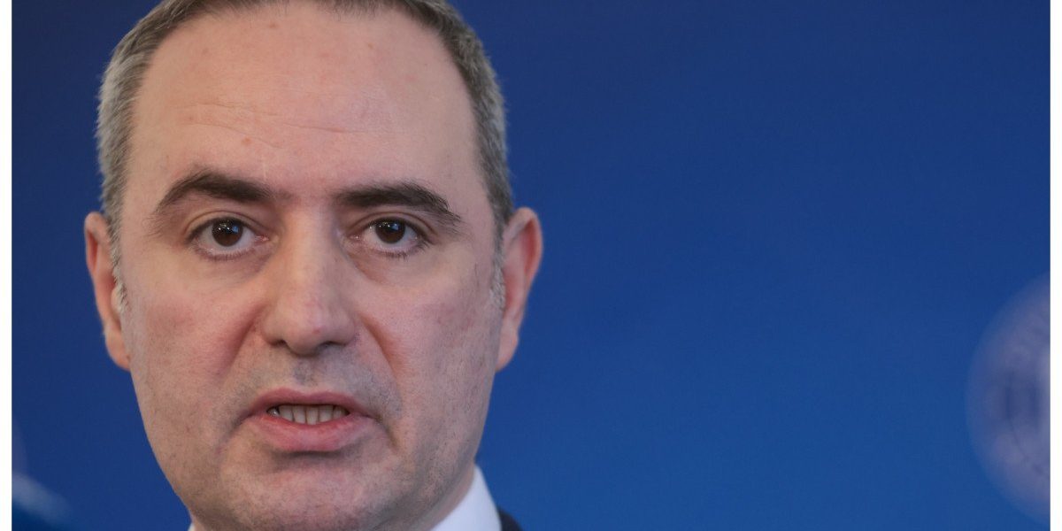 Economia României nu traversează o criză, ci se află într-un proces de redefinire a paradigmelor de creștere Ministrul Finanțelor, Alexandru Nazare, a oferit o perspectivă diferită asupra situației economice a țării sale, într-un discurs susținut marți la dezbaterea „România: creștere economică bazată pe competitivitate”, organizată de Guvern în parteneriat cu Grupul Băncii Mondiale