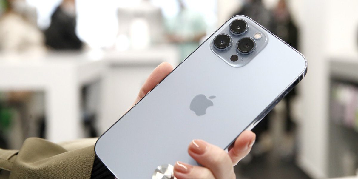 Apple explorează noi frontiere în procesul de fabricație a dispozitivelor sale, în încercarea de a reduce costurile și de a eficientiza producția