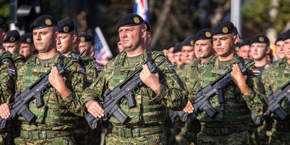 Croația reintroduce serviciul militar obligatoriu, iar sute de tineri s-au prezentat deja pentru recrutare O mișcare neașteptată a avut loc în Croația, unde, pentru prima dată de la abrogarea serviciului militar obligatoriu în 2008, sute de tineri s-au prezentat voluntar pentru a se înscrie în armata națională