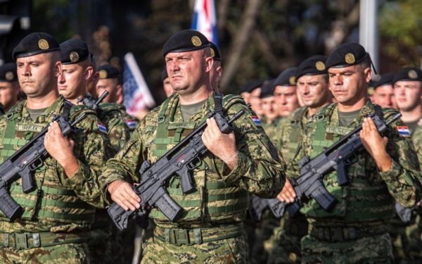 Croația reintroduce serviciul militar obligatoriu, iar sute de tineri s-au prezentat deja pentru recrutare O mișcare neașteptată a avut loc în Croația, unde, pentru prima dată de la abrogarea serviciului militar obligatoriu în 2008, sute de tineri s-au prezentat voluntar pentru a se înscrie în armata națională