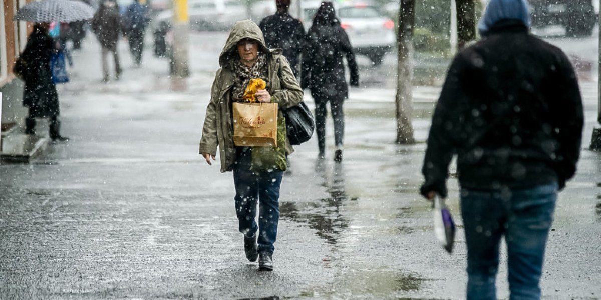 Administrația Națională de Meteorologie (ANM) a emis, miercuri, o avertizare meteorologică valabilă până luni dimineața, anunțând ploi moderate, vânt puternic și ninsori în zonele montane ale țării