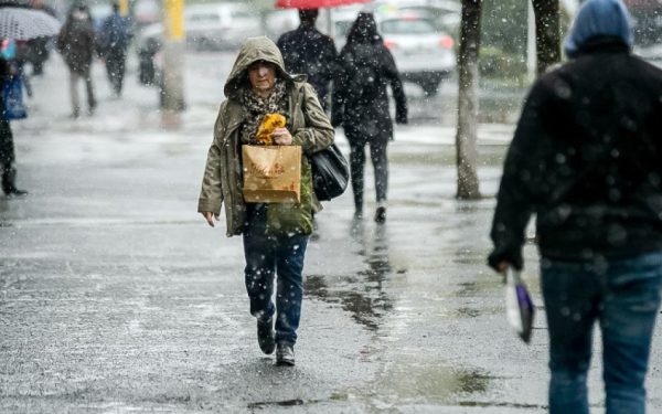 Administrația Națională de Meteorologie (ANM) a emis, miercuri, o avertizare meteorologică valabilă până luni dimineața, anunțând ploi moderate, vânt puternic și ninsori în zonele montane ale țării