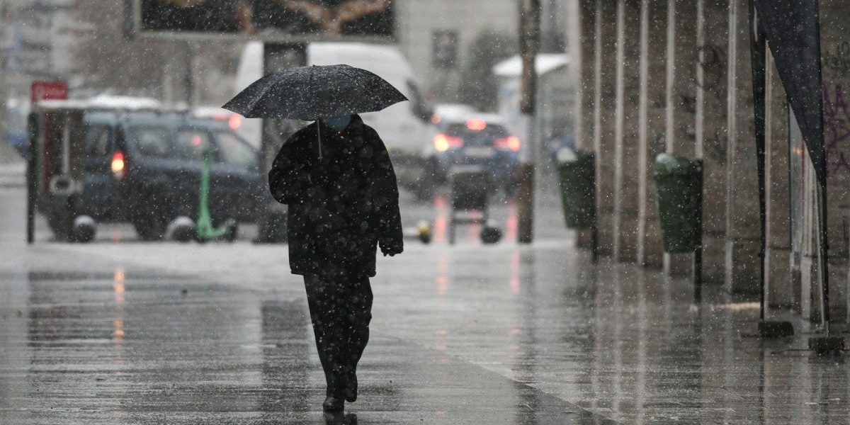 România se află, de joi dimineața, sub influența unui val de instabilitate atmosferică, care va aduce salve de vânt puternic, ploi torențiale și ninsori la munte