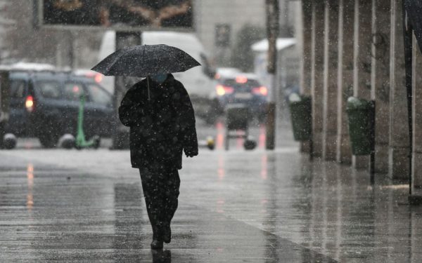 România se află, de joi dimineața, sub influența unui val de instabilitate atmosferică, care va aduce salve de vânt puternic, ploi torențiale și ninsori la munte