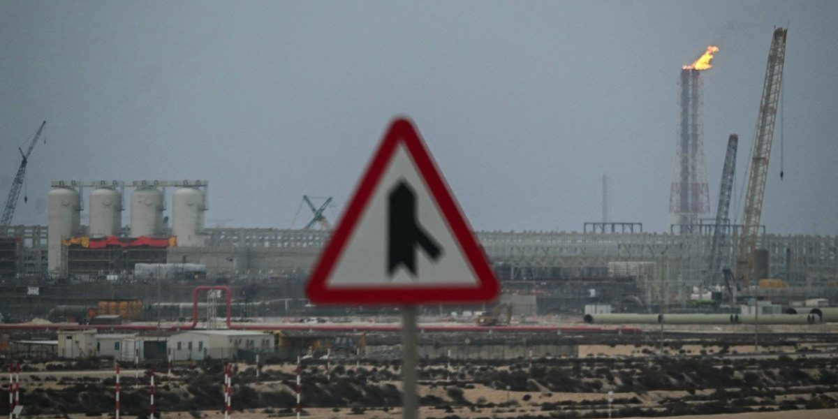 Qatarul pregătește terenul pentru un posibil rănit major în economie, în cazul în care conflictul dintre statele din Golf și Iranul escaladează și prețurile petrolului ating cotele explosive de 150 de dolari pe baril