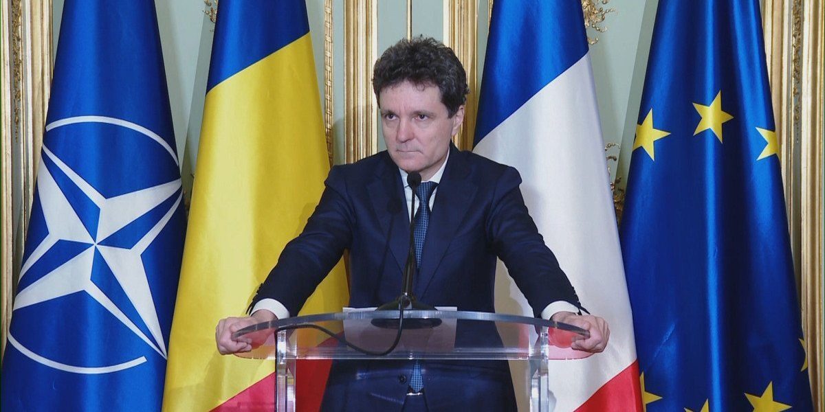România trebuie să analizeze implicațiile unei creșteri a arsenalului nuclear al Franței, avertizează vicepremierul Tanczos Barna Declarațiile recente ale președintelui francez Emmanuel Macron, referitoare la intenția Franței de a-și crește arsenalul nuclear, au stârnit un val de reacții și întrebări în rândul oficialilor din Europa, inclusiv în România