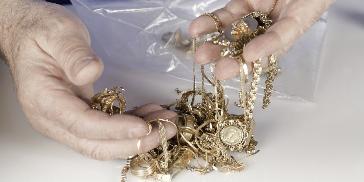 Inspectorii ANAF Antifraudă din București au confiscat aur și diamante în valoare de 3,7 milioane lei la o societate din Călărași O acțiune de amploare derulată la sfârșitul lunii februarie de către inspectorii ANAF Antifraudă București a dus la confiscarea a aproape șase kilograme de aur și diamante, în valoare totală de aproximativ 3,7 milioane lei