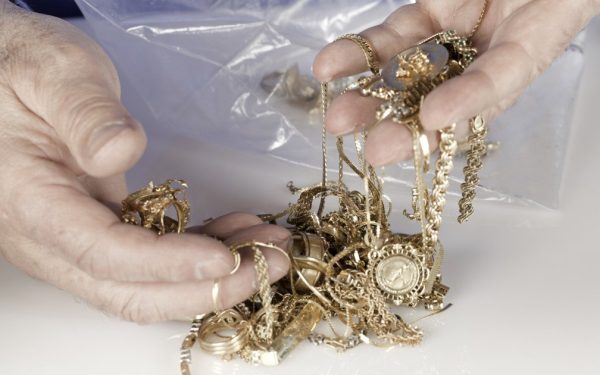 Inspectorii ANAF Antifraudă din București au confiscat aur și diamante în valoare de 3,7 milioane lei la o societate din Călărași O acțiune de amploare derulată la sfârșitul lunii februarie de către inspectorii ANAF Antifraudă București a dus la confiscarea a aproape șase kilograme de aur și diamante, în valoare totală de aproximativ 3,7 milioane lei