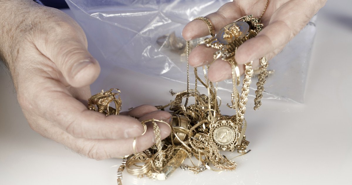 Inspectorii ANAF Antifraudă din București au confiscat aur și diamante în valoare de 3,7 milioane lei la o societate din Călărași O acțiune de amploare derulată la sfârșitul lunii februarie de către inspectorii ANAF Antifraudă București a dus la confiscarea a aproape șase kilograme de aur și diamante, în valoare totală de aproximativ 3,7 milioane lei