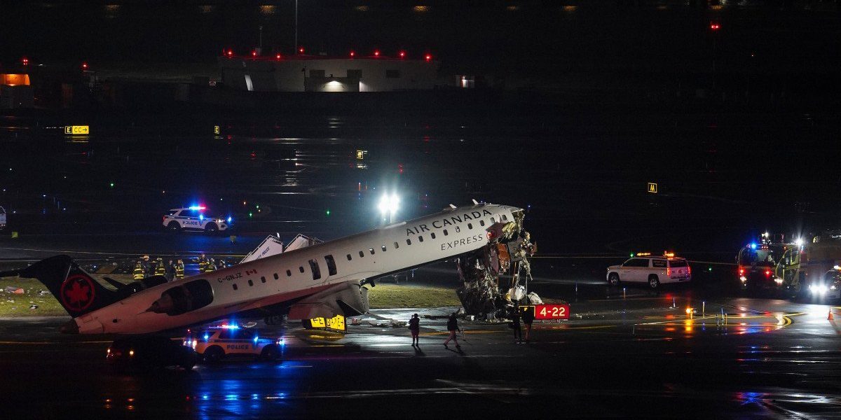 Un accident grav s-a produs duminică seara pe pista aeroportului LaGuardia din New York, după ce un avion de pasageri al companiei Air Canada s-a ciocnit cu o mașină de pompieri