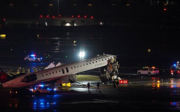 Un accident grav s-a produs duminică seara pe pista aeroportului LaGuardia din New York, după ce un avion de pasageri al companiei Air Canada s-a ciocnit cu o mașină de pompieri