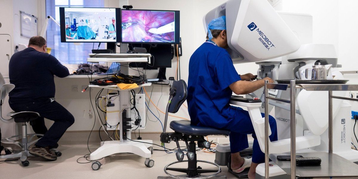 Un moment istoric în domeniul medicinei: un chirurg din Londra a realizat în premieră pentru Regatul Unit o intervenție chirurgicală robotică la distanță asupra unui pacient aflat în Gibraltar, aproape 2.400 de kilometri distanță