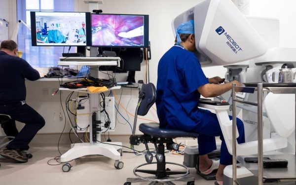 Un moment istoric în domeniul medicinei: un chirurg din Londra a realizat în premieră pentru Regatul Unit o intervenție chirurgicală robotică la distanță asupra unui pacient aflat în Gibraltar, aproape 2.400 de kilometri distanță