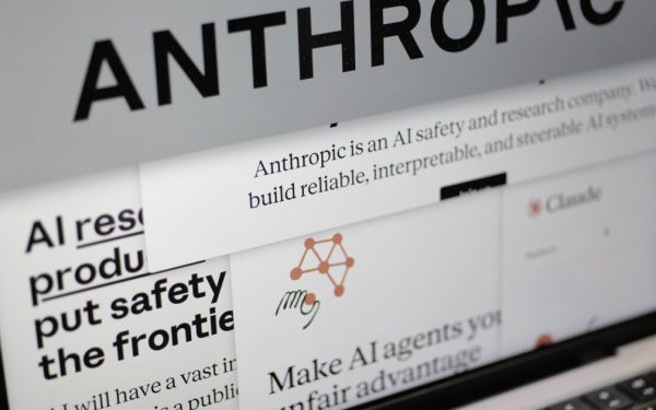 Anthropic refuză utilizarea nelimitată a AI de către Armata SUA, avertizează despre riscuri pentru democrație