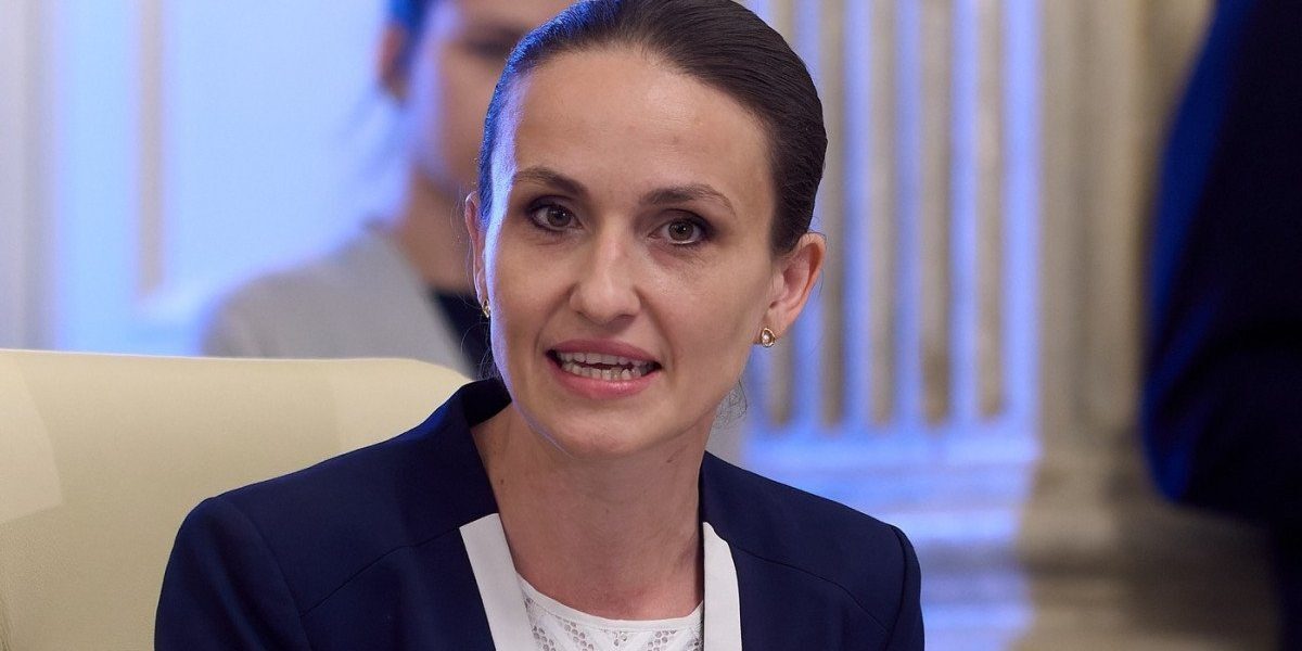 România condamnă atacurile din Orientul Mijlociu și reafirmă angajamentul pentru stabilitate regională Ministrul român al Afacerilor Externe, Oana Țoiu, a exprimat duminică solidaritatea și sprijinul diplomatic al țării pentru statele din Orientul Mijlociu, intolerante față de escaladarea violenței în regiune