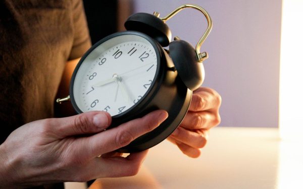 România trece în această noapte la ora de vară, schimbare programată pentru duminică, 29 martie 2026, la miezul nopții