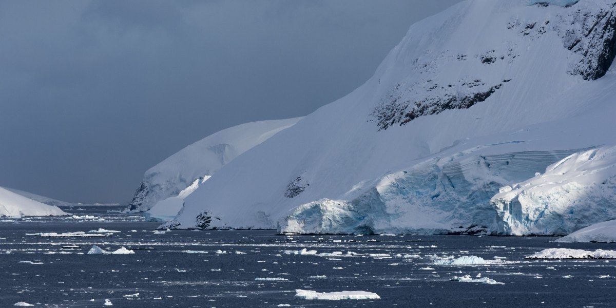 Antarctica dă semne de revenire după perioade dificile de diminuare a gheții marine După ani în care calitatea și volumul gheții din Antarctica au fost în scădere accentuată, datele recente indică o posibilă inversare a tendinței