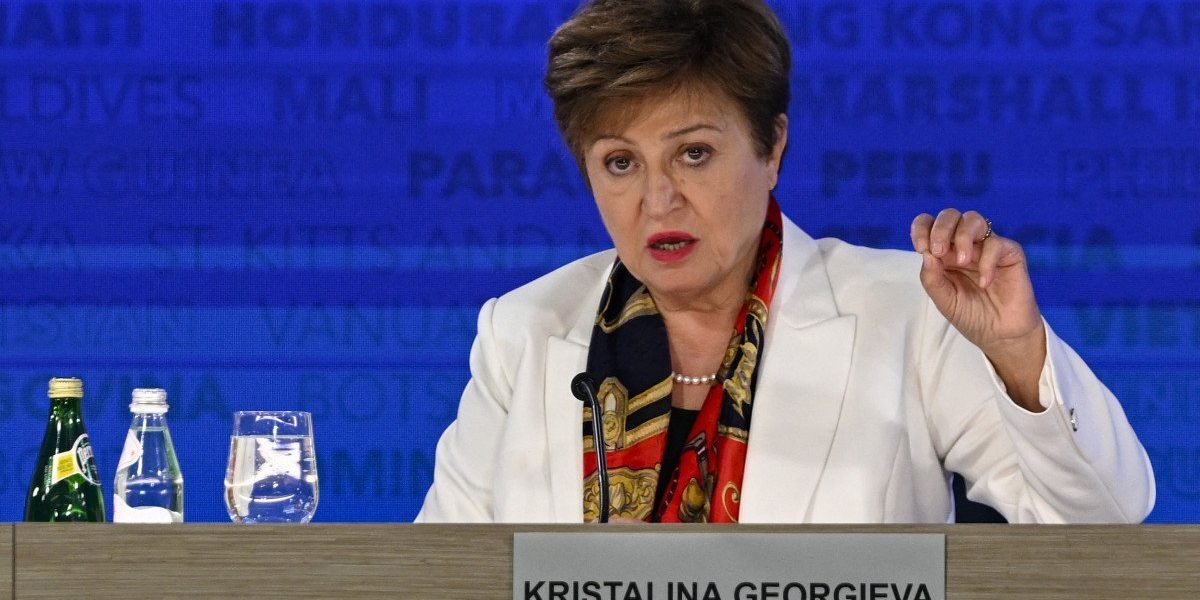 Economia mondială, deja supusă unor presiuni intense cauzate de creșterea ratelorinflației, dezechilibrele din piețele energetice și tensiunile geopolitice, se află din nou în fața unor noi provocări majore