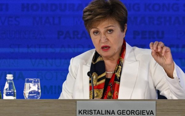 Economia mondială, deja supusă unor presiuni intense cauzate de creșterea ratelorinflației, dezechilibrele din piețele energetice și tensiunile geopolitice, se află din nou în fața unor noi provocări majore