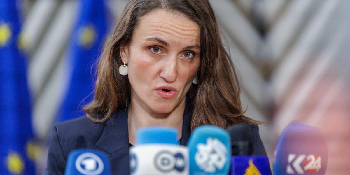 Daciana și Victor Ponta au anunțat joi că fiica lor, Irina, a fost eliminată din lista pasagerilor pentru avionul de repatriere asistată de Ministerul Afacerilor Externe, destinat să aducă acasă cei 28 de copii blocați în Emirate din cauza conflictului din Orientul Mijlociu