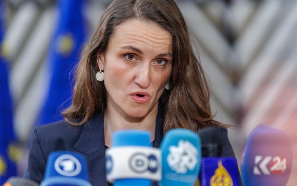 Daciana și Victor Ponta au anunțat joi că fiica lor, Irina, a fost eliminată din lista pasagerilor pentru avionul de repatriere asistată de Ministerul Afacerilor Externe, destinat să aducă acasă cei 28 de copii blocați în Emirate din cauza conflictului din Orientul Mijlociu