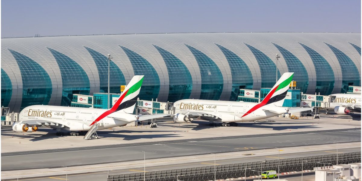 Traficul aerian pe aeroportul din Dubai, unul dintre cele mai aglomerate și importante hub-uri din lume, a fost suspendat temporar în această dimineață, după ce autoritățile din emirat au anunțat un incident grav legat de un incendiu izbucnit la un rezervor de combustibil