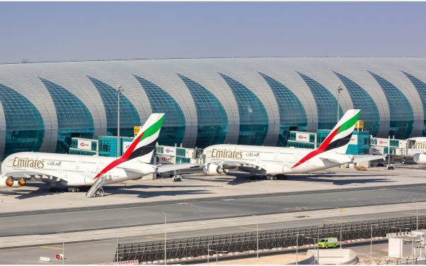 Traficul aerian pe aeroportul din Dubai, unul dintre cele mai aglomerate și importante hub-uri din lume, a fost suspendat temporar în această dimineață, după ce autoritățile din emirat au anunțat un incident grav legat de un incendiu izbucnit la un rezervor de combustibil