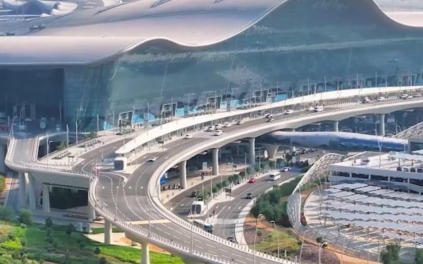 Aeroportul din Abu Dhabi reia treptat zborurile către Europa și Rusia, după o perioadă de suspendare pe fondul tensiunilor regionale După o perioadă de incertitudine generată de recentele conflicte din Orientul Mijlociu, aeroportul internațional Zayed din Abu Dhabi pare să revină treptat la activitate normală