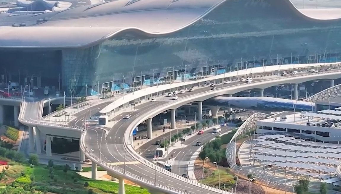 Aeroportul din Abu Dhabi reia treptat zborurile către Europa și Rusia, după o perioadă de suspendare pe fondul tensiunilor regionale După o perioadă de incertitudine generată de recentele conflicte din Orientul Mijlociu, aeroportul internațional Zayed din Abu Dhabi pare să revină treptat la activitate normală