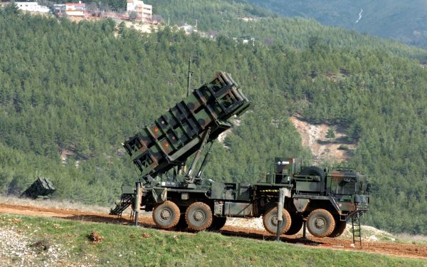 Grecia va ajuta Bulgaria să-și întărească apărarea aeriană, transferând o baterie de rachete Patriot în nordul țării, în cadrul unui demers coordonat și inspirat de nevoia de stabilitate și securitate în Balcani