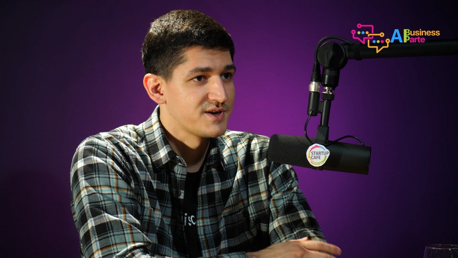 Creșterea dezinformației și atacurilor cibernetice s-a diversificat în ultimul an, iar o nouă tendință devine tot mai clară în lumea hackerilor: utilizarea tot mai frecventă a tehnicilor de prompt engineering pentru identificarea vulnerabilităților în sisteme informatice