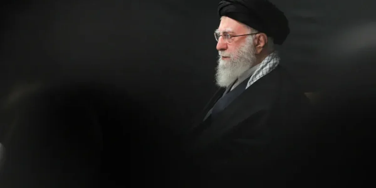 Israelul revendică lovitura asupra aeronavei fostului lider suprem iranian Ali Khamenei, în contextul tensiunilor crescute din Orientul Mijlociu Forțele Aeriene Israeliene au atacat și distrus, în timpul nopții, o aeronavă care era folosită de fostul lider suprem iranian Ali Khamenei pe aeroportul Mehrabad din Teheran, potrivit unor surse militare israeliene