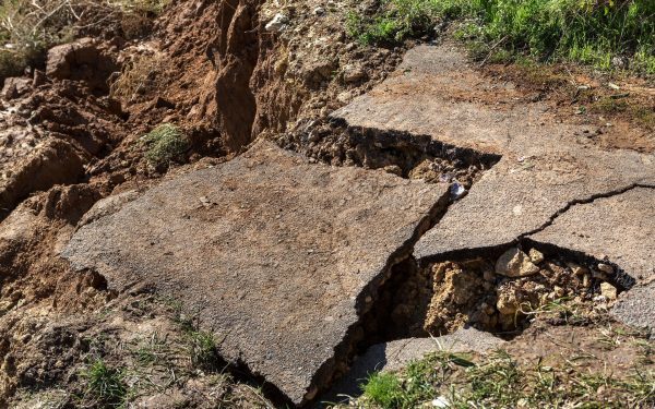 Două case din Slatina au fost afectate în urma unei alunecări de teren care continuă să reprezinte un pericol major pentru locuitori, în timp ce alte cinci locuințe se află în pericol de prăbușire, situație agravată de precipitațiile abondante din ultimele zile