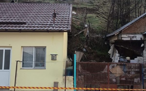 Alunecare de teren în Slatina provoacă panică: zeci de evacuații și riscuri pentru locuințe O alunecare de teren spectaculoasă a avut loc în această dimineață în municipiul Slatina, situată în sudul țării, creând panică printre localnici și autorități