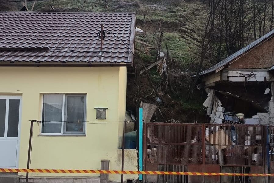 Alunecare de teren în Slatina provoacă panică: zeci de evacuații și riscuri pentru locuințe O alunecare de teren spectaculoasă a avut loc în această dimineață în municipiul Slatina, situată în sudul țării, creând panică printre localnici și autorități