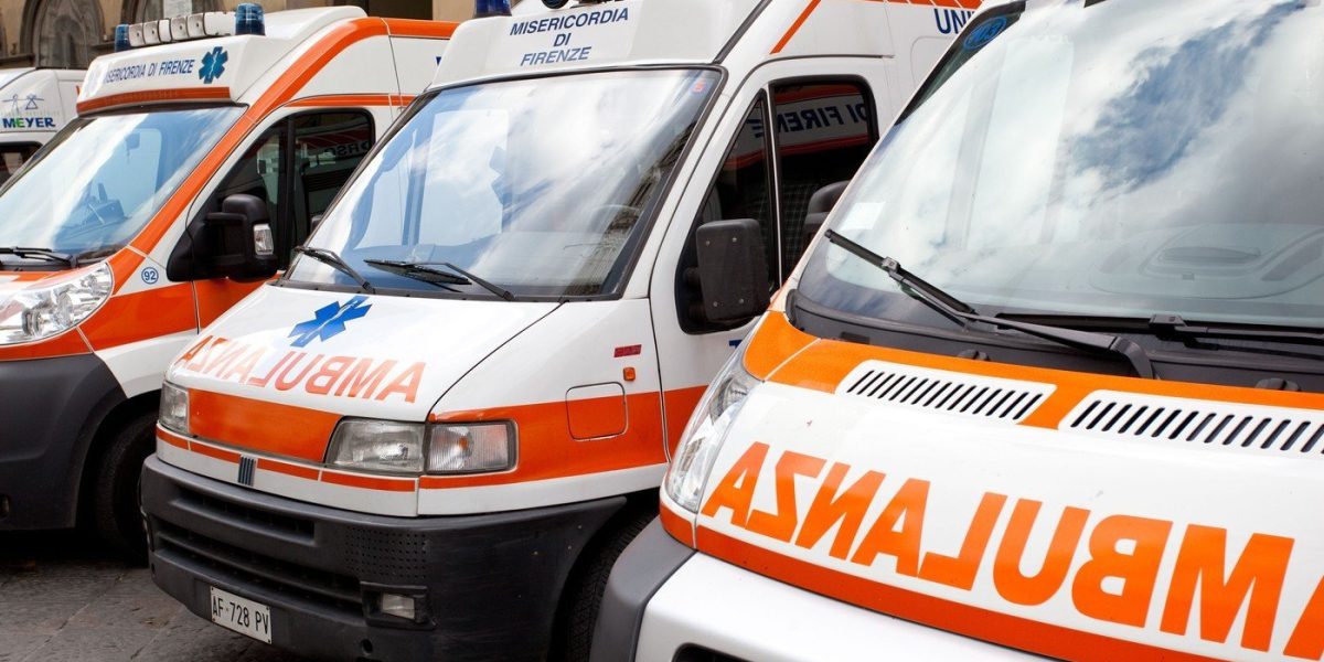 Un lanț de evenimente șocante a zguduit recent regiunea Emilia-Romagna din Italia, unde autoritățile investighează acuzații grave aduse unui tânăr de 27 de ani, șofer de ambulanță, suspectat că ar fi provocat moartea a cinci pacienți în timpul transferurilor medicale