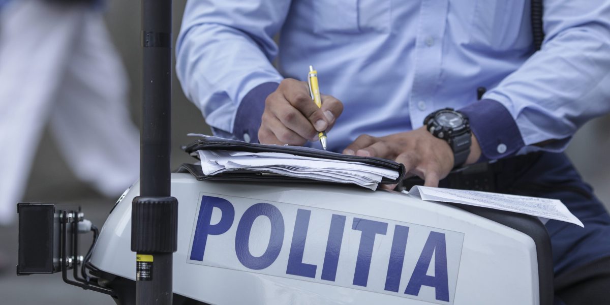 Plata amenzilor de circulație direct la polițist, prin cod QR Un proiect pilot al Ministerului Afacerilor Interne (MAI) disruptă modul tradițional de achitare a amenzilor de circulație în România, pregătind terenul pentru o metodă modernă și eficientă de plăți