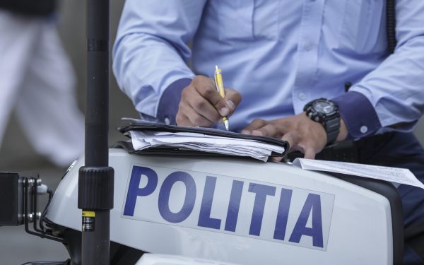 Plata amenzilor de circulație direct la polițist, prin cod QR Un proiect pilot al Ministerului Afacerilor Interne (MAI) disruptă modul tradițional de achitare a amenzilor de circulație în România, pregătind terenul pentru o metodă modernă și eficientă de plăți