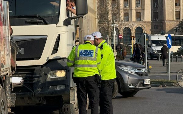 Controale stricte pentru transporturile de mare tonaj în Sectorul 1: Transportatorii verificați și sancționați Marți, 17 martie, autoritățile din București au intensificat acțiunile de control asupra vehiculelor de mare tonaj care tranzitează Sectorul 1, în încercarea de a asigura respectarea normelor legale și de a preveni riscurile asupra siguranței rutiere