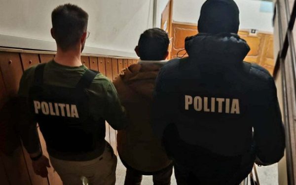 Un bărbat din Brașov, urmărit național pentru conducere fără permis, a fost arestat și va executa o pedeapsă de peste un an de închisoare Un bărbat de 48 de ani din municipiul Brașov a fost reținut și predat autorităților după ce poliția a descoperit că era urmărit național pentru infracțiuni rutiere